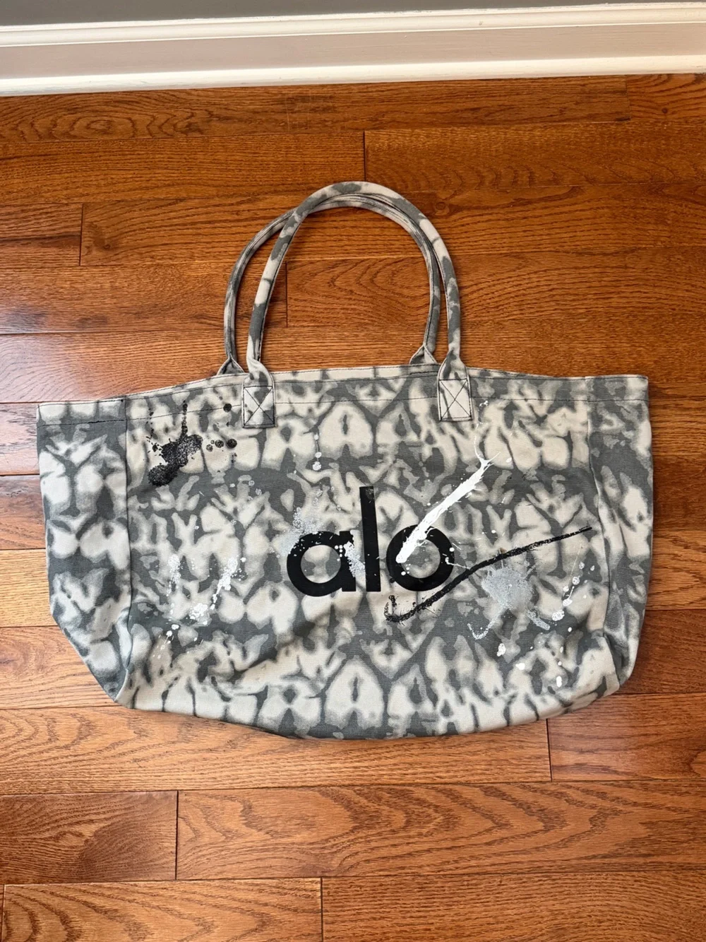 ALO Yoga Peace On Earth Gray Tie-Dye Tote Bag